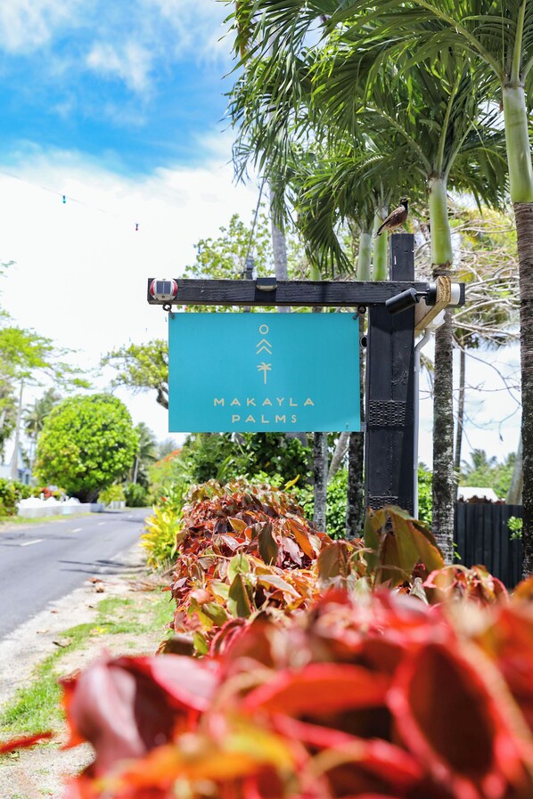 숙박 시설 정면 - 저녁/밤