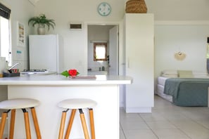 Studio – standard (Villa Tiare) | Eget kjøkken | Kjøleskap, mikrobølgeovn, ovn og kokeplater