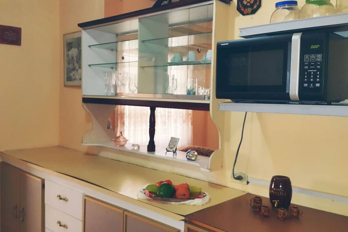 full-sized fridge, microwave, oven, stovetop