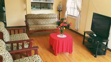 Appartement Familial, 3 chambres, 2 salles de bains | Salle de séjour | Télévision à écran plat