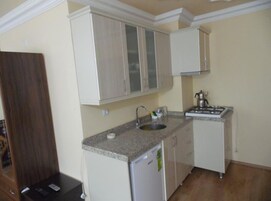 Frigorífico, horno, placa de cocina y lavavajillas