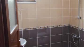 Doccia, set di cortesia gratuito, asciugacapelli, asciugamani
