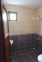 Ducha, artículos de tocador gratuitos, secador de pelo, toallas