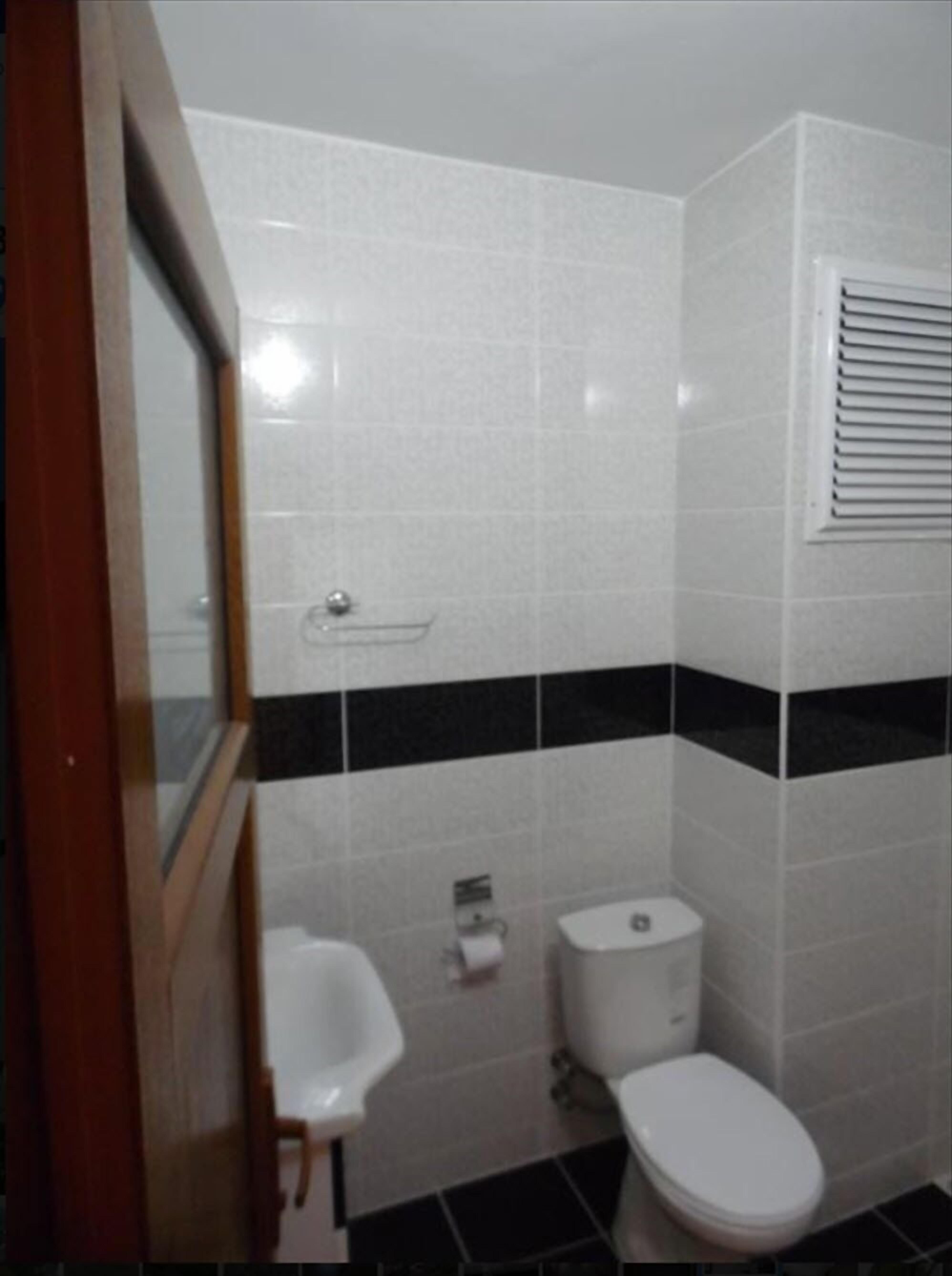 Dobbeltrom | Bad | Dusj, toalettartikler (inkludert), hårføner og håndklær