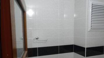 Dobbeltrom | Bad | Dusj, toalettartikler (inkludert), hårføner og håndklær