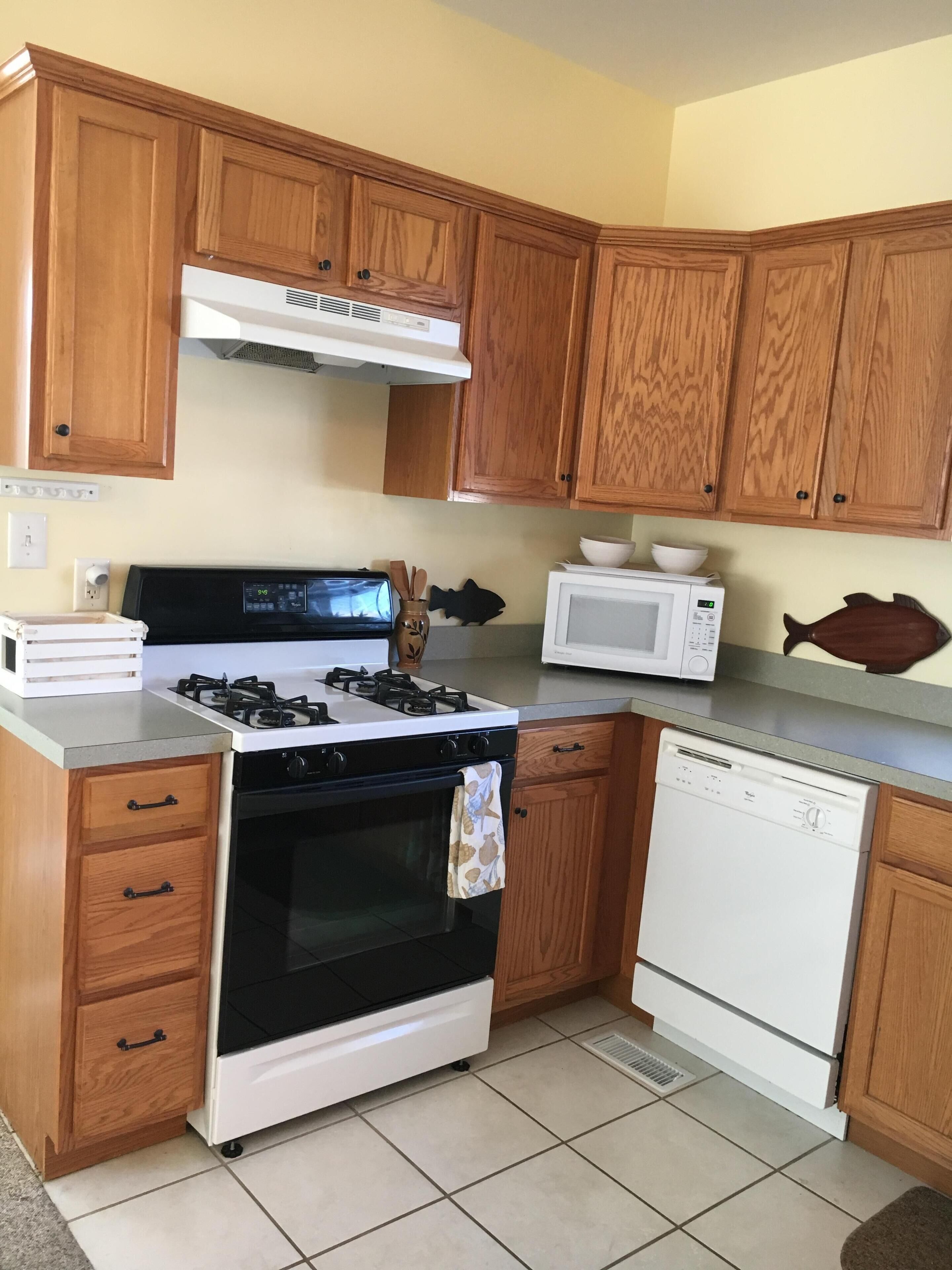 Warm, welcoming 3 bedroom condo; enjoy Thanksgiving or Christmas in Wildwood!   