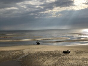 Na praia, espreguiçadeiras, toalhas de praia 