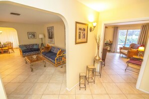 TV connectée, Netflix, lecteur de DVD, livres