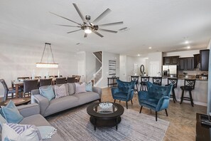 Tv, tv-spel, dvd-spelare och bordsfotboll