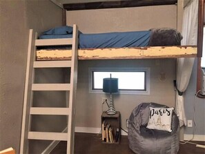 1 bedroom, bed sheets