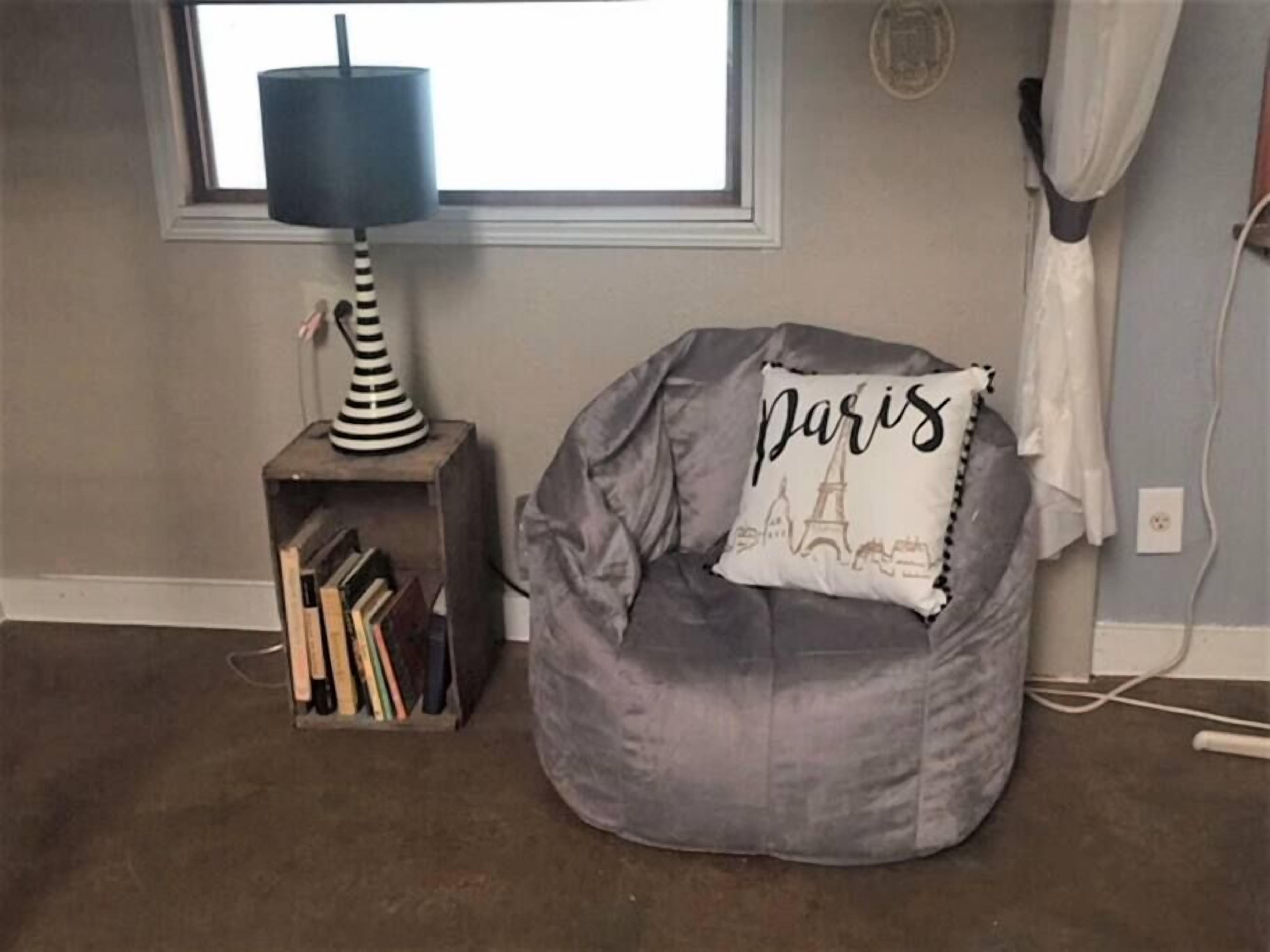 Een flatscreentelevisie en boeken