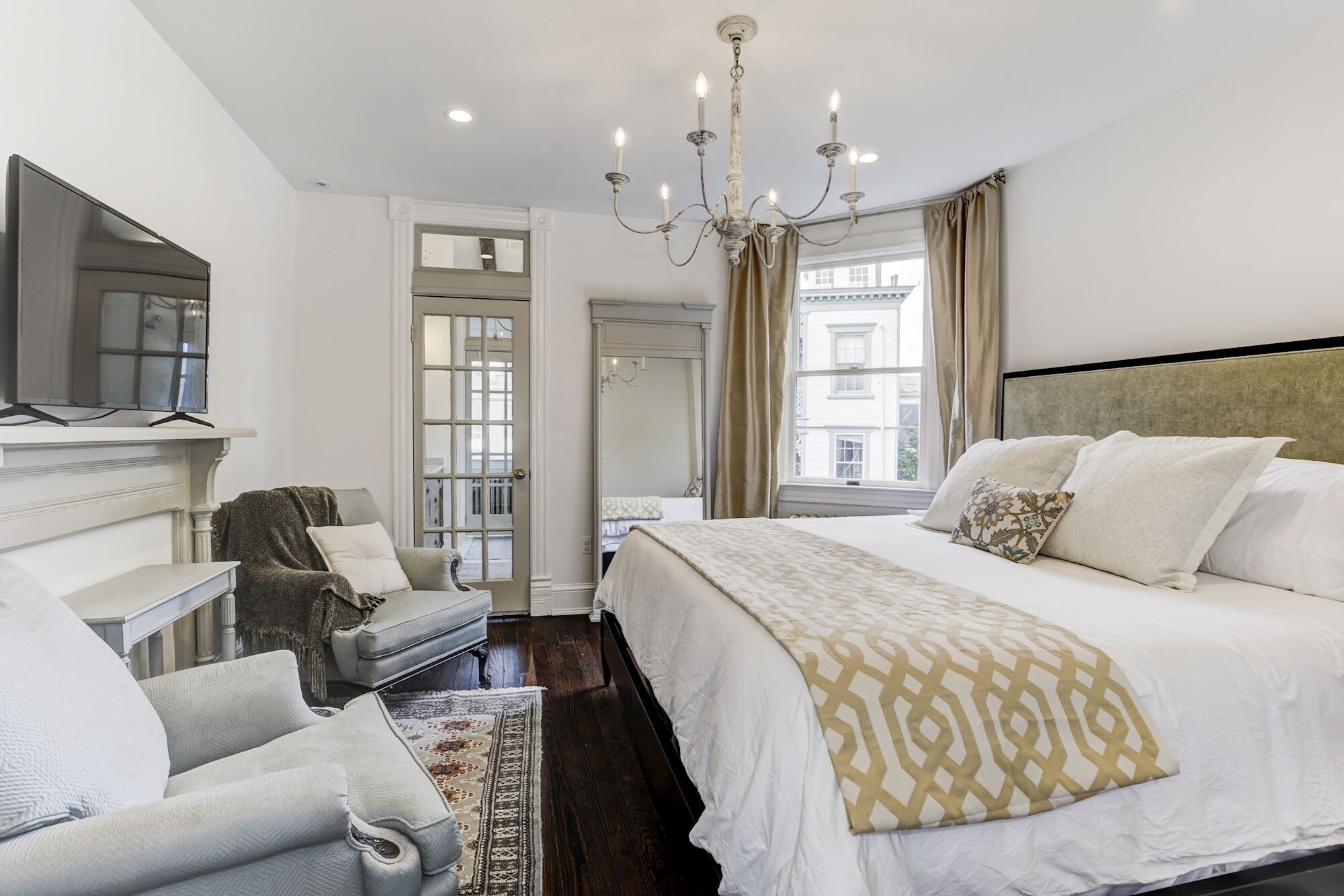 5 bedrooms, iron/ironing board, WiFi, bed sheets