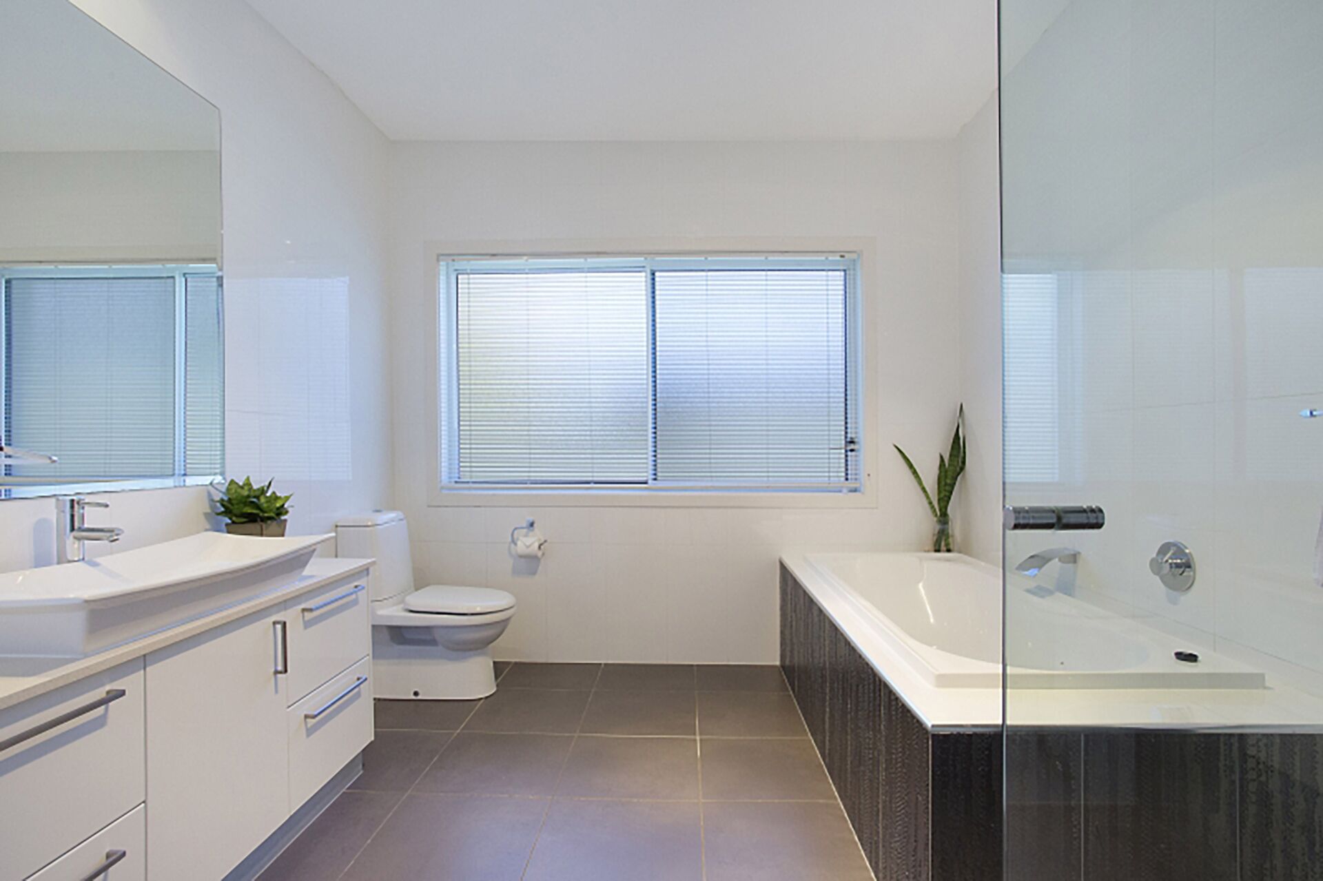 5⭐️ Family Luxury Waterfront home in Central Broadbeach — image 13