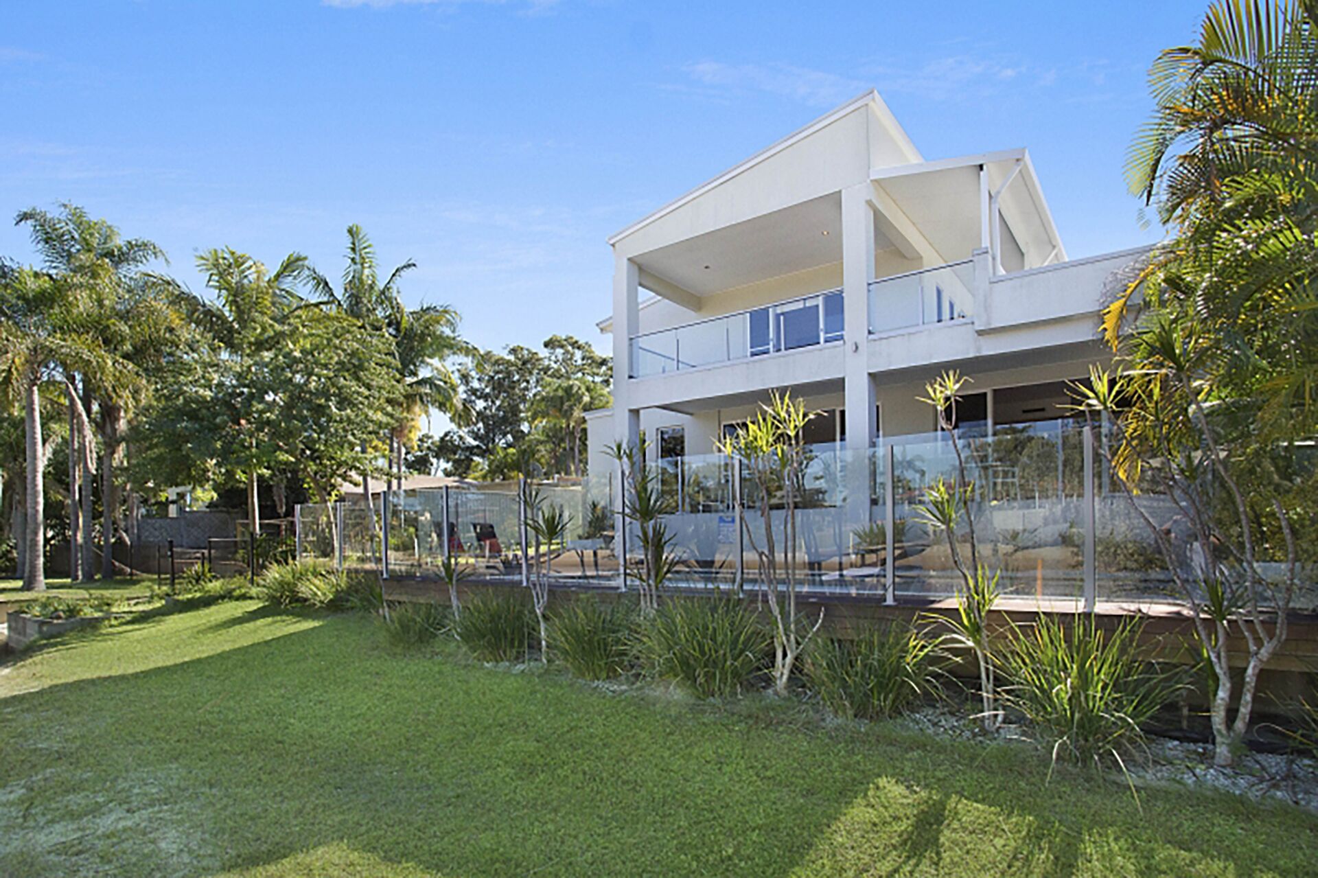 5⭐️ Family Luxury Waterfront home in Central Broadbeach — image 4