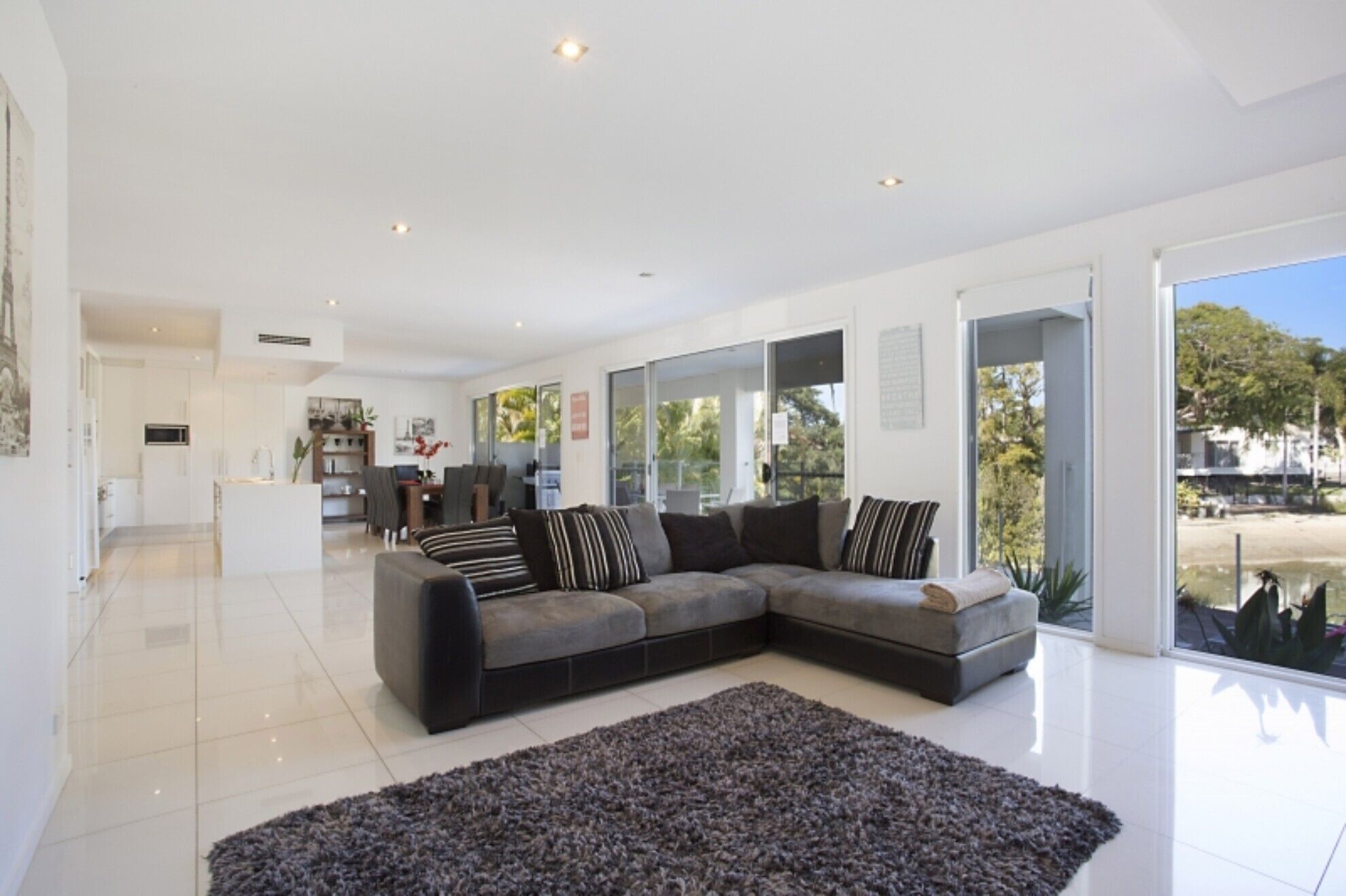 5⭐️ Family Luxury Waterfront home in Central Broadbeach — image 16