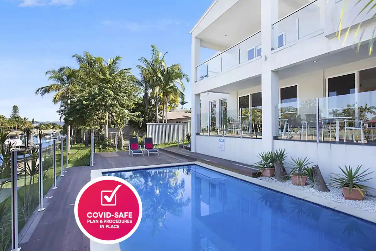 5⭐️ Luxury Waterfront home in Central Broadbeach