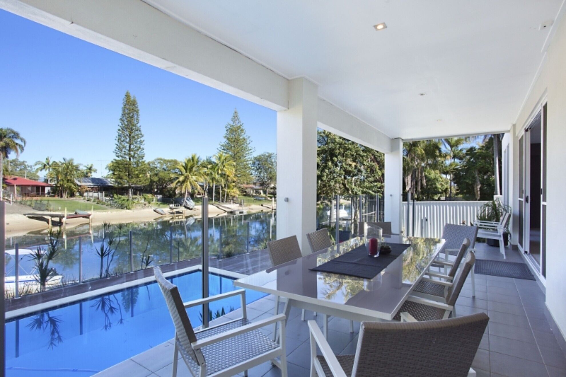 5⭐️ Family Luxury Waterfront home in Central Broadbeach — image 2