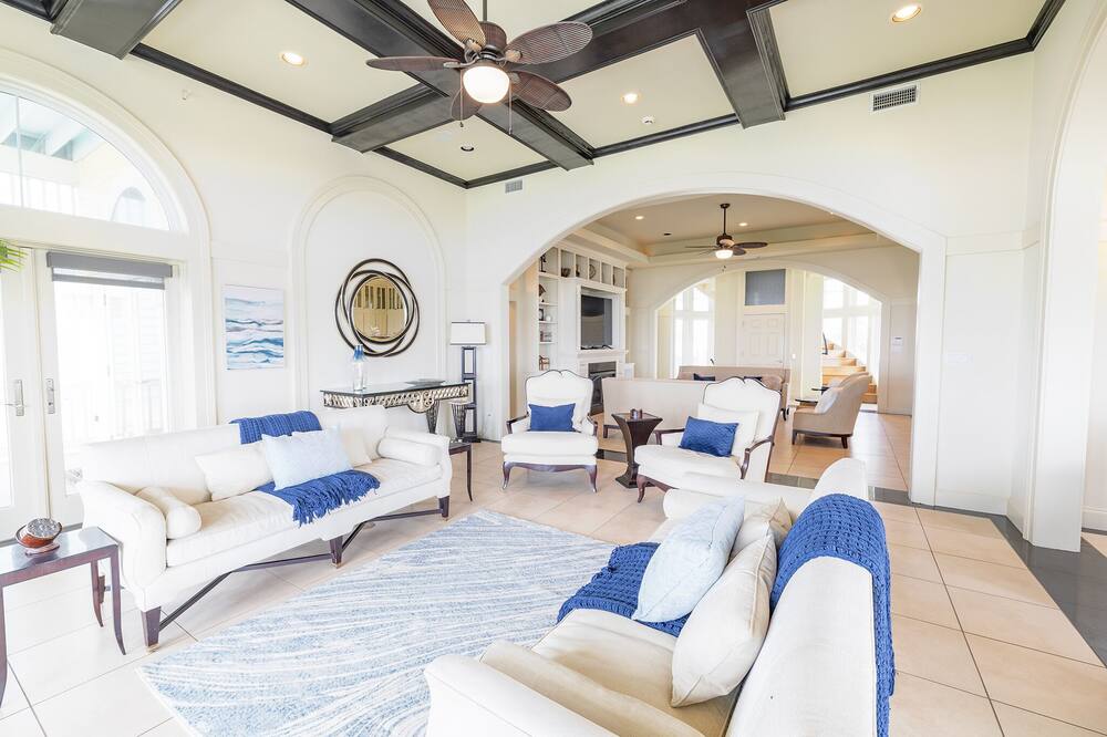 East Island Villa - Beachfront Luxury Home in Beachtown!