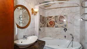 Combined shower/bathtub, hair dryer, towels, soap