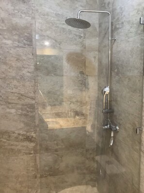 Douche, séchoir à cheveux, serviettes fournies