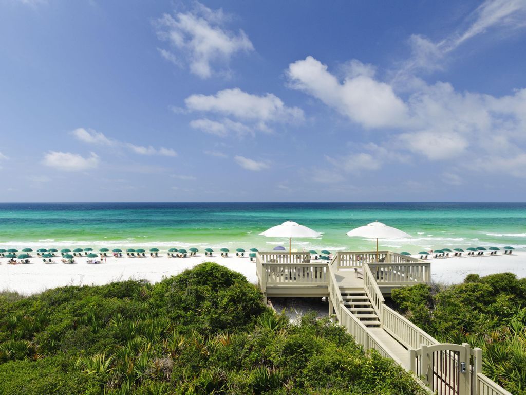 Beach nearby, sun loungers, beach towels