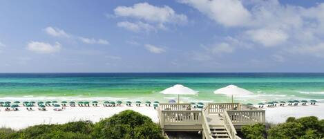 Plage à proximité, chaises longues, serviettes de plage