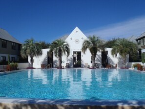A heated pool - ☀️ROSEMARY THYME- BEACH-4 minute walk☀️Grill, Bikes, Beach Chairs, Umbrella,Toys!☀️ (Rosemary Beach)