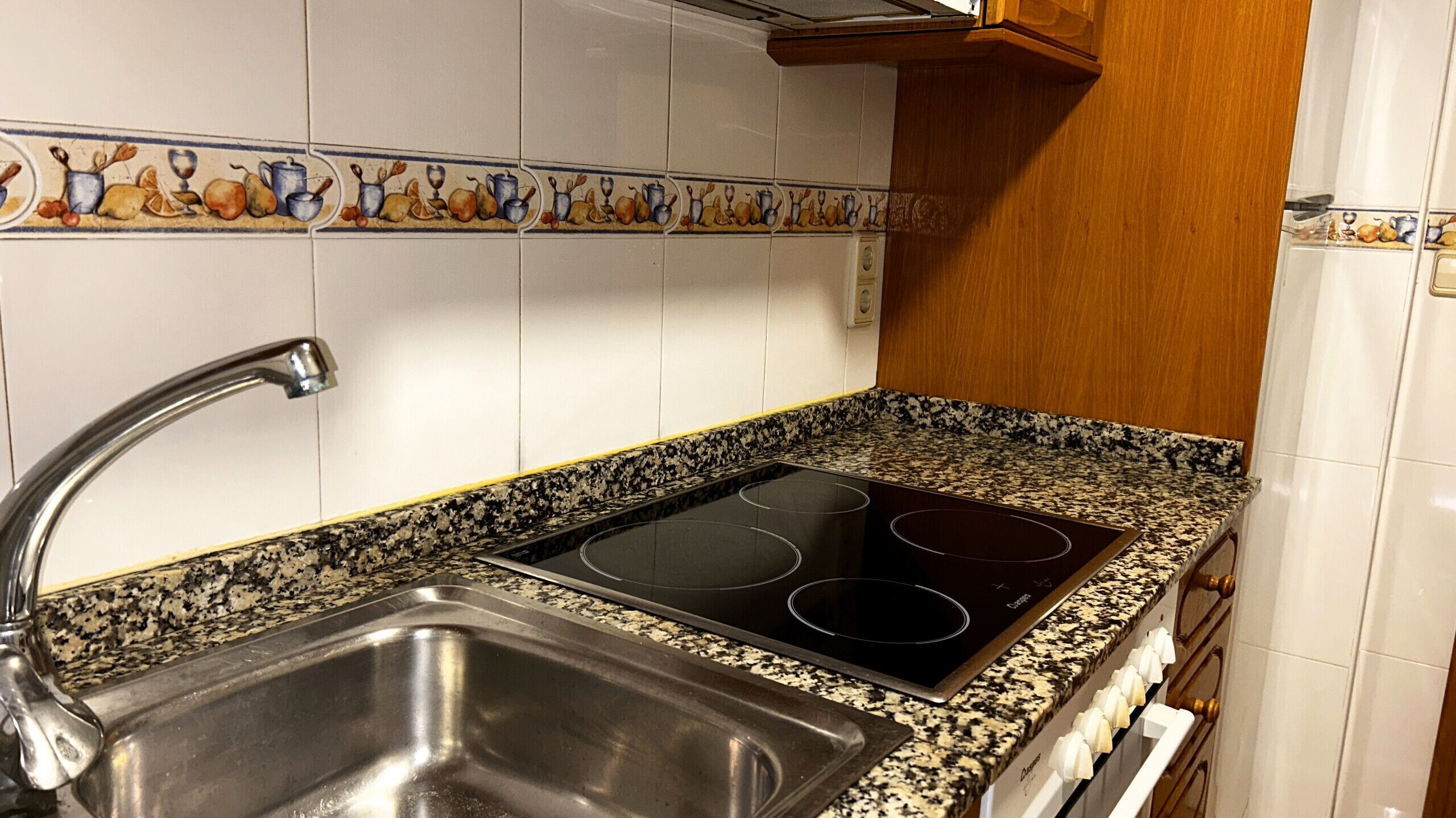 Frigorífico, horno, cafetera o tetera y utensilios de cocina