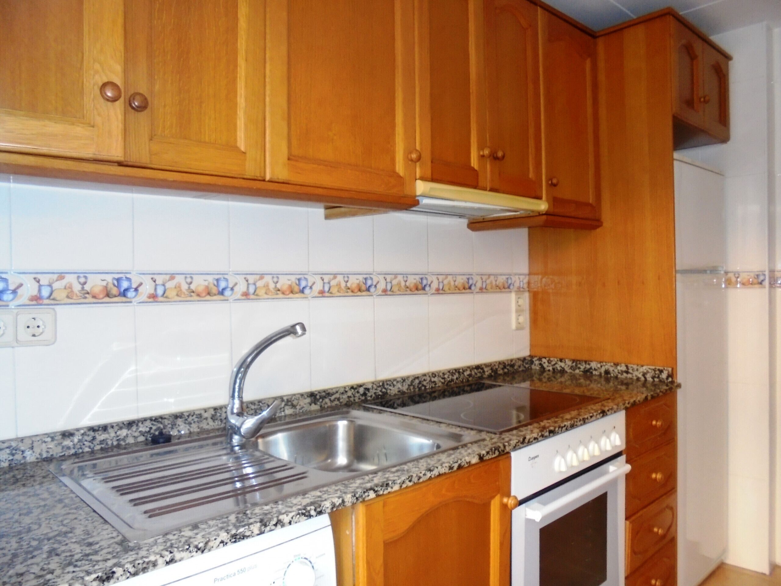 Køleskab, ovn, kaffe-/temaskine, køkkentøj/tallerkener/redskaber