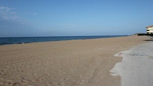 A wide sandy beach with a clear blue sky and calm sea. - 171 Medina Molins (Denia)