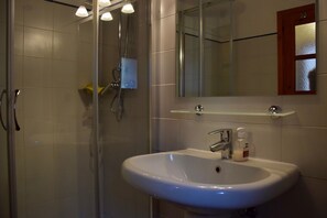 Dusche, Haartrockner, Bidet, Handtücher