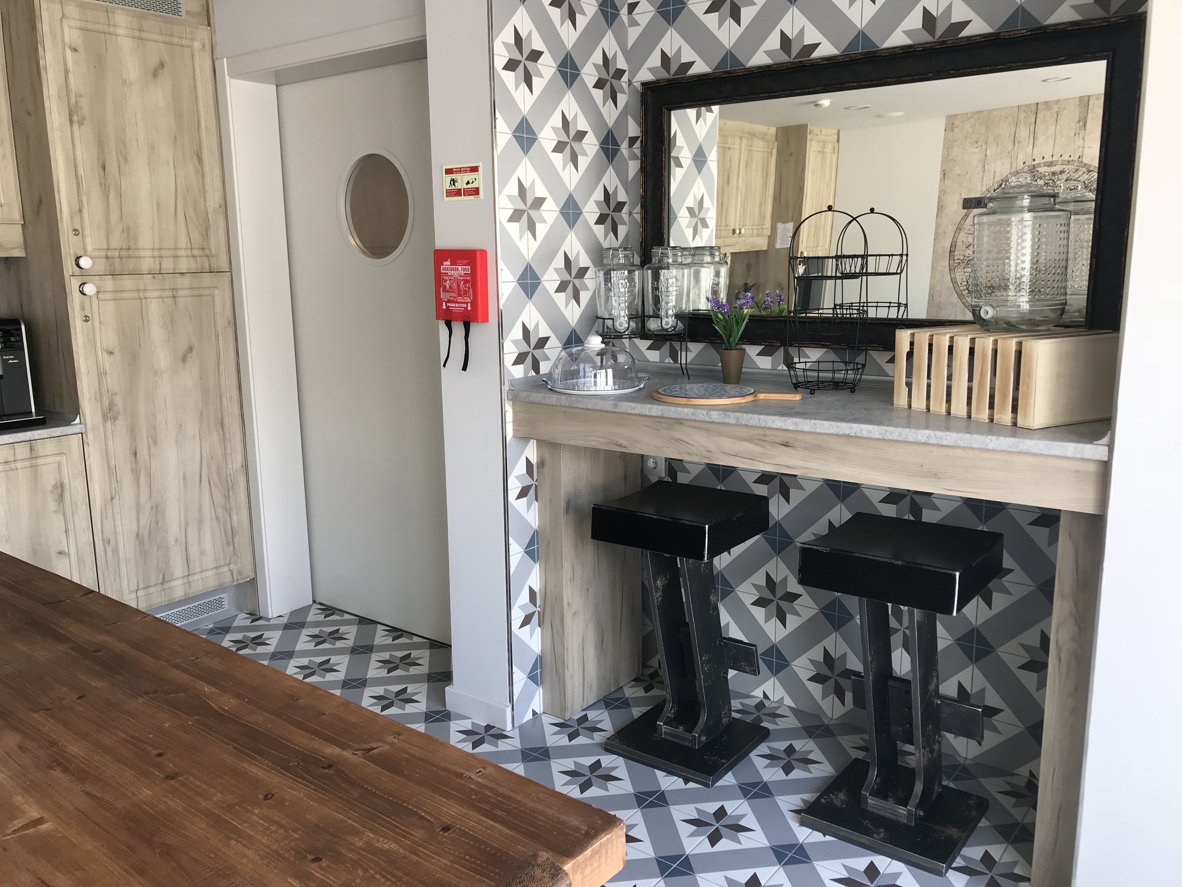 Refrigerador con congelador, microondas, horno y parrilla de estufa 