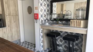 Refrigerador con congelador, microondas, horno y parrilla de estufa