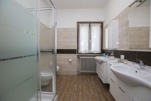 Dusche, Haartrockner, Bidet, Handtücher