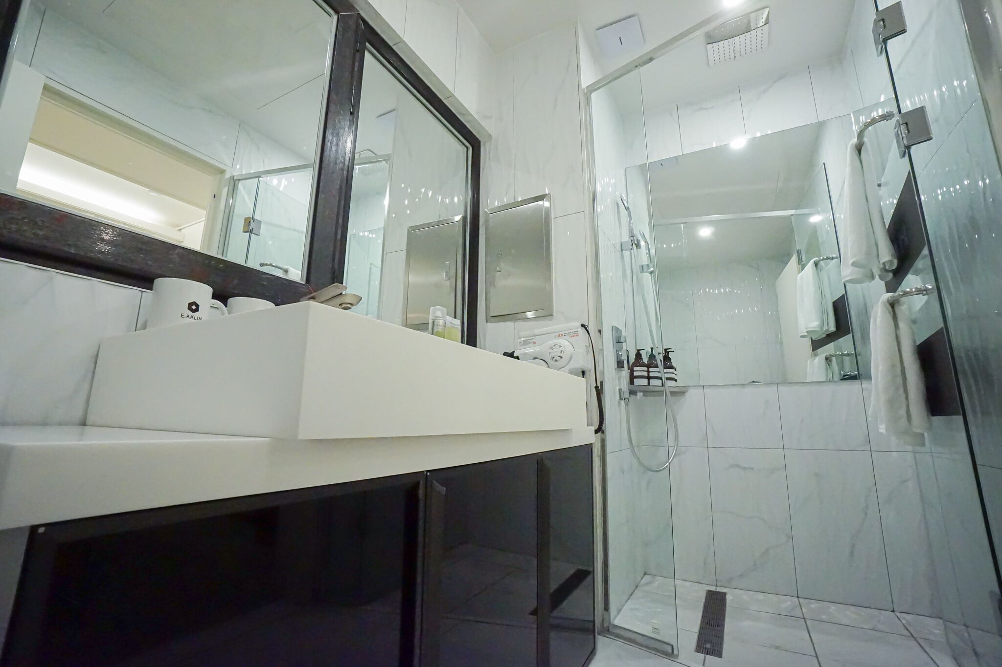 standard double room | bathroom | shower, free toiletries, hair dryer, bathrobes