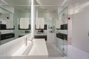 Quarto duplo grand | Banheiro | Chuveiro, produtos de toalete grátis, secador de cabelo