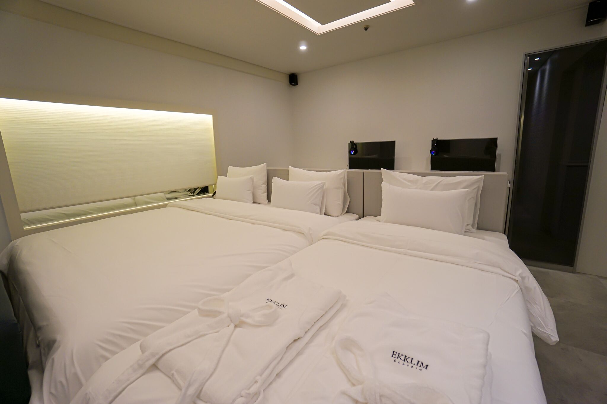 grand twin room | down duvets, free wifi, bed sheets