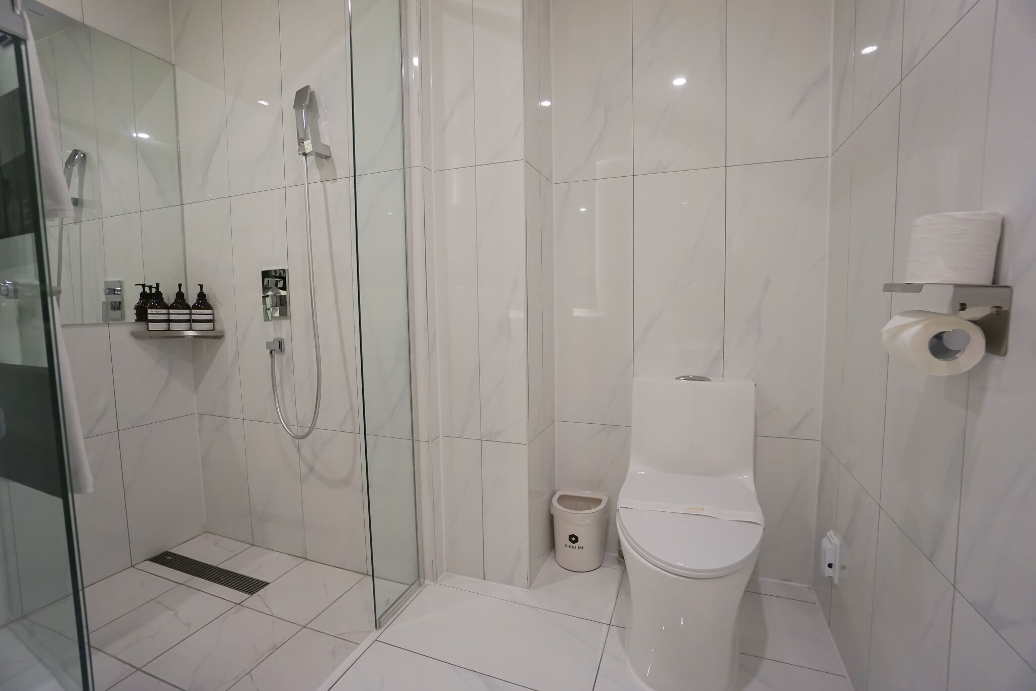 deluxe double room | bathroom | shower, free toiletries, hair dryer, bathrobes