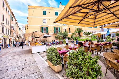 A Alghero dans le centre historique sur la place, grand et lumineux appartement