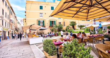 In Alghero in der Altstadt auf dem Platz, große und helle Wohnung