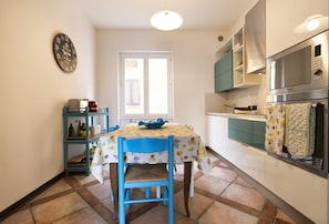 Frigorifero, microonde, forno, piano cottura