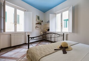 2 Schlafzimmer, Schreibtisch, Bügeleisen/Bügelbrett, Reisekinderbett