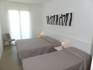 1 habitación, tabla de planchar con plancha y wifi