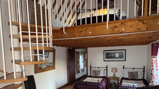 3 habitaciones, tabla de planchar con plancha y cuna de viaje 