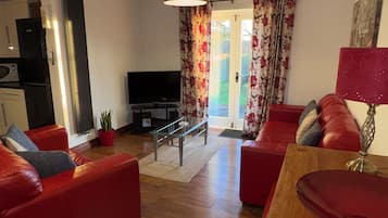 Télévision à écran plat, lecteur de DVD, vidéothèque, chaîne hi-fi