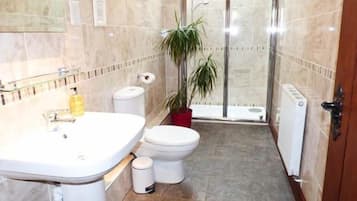 Ensemble douche/baignoire, sèche-cheveux, serviettes fournies, savon