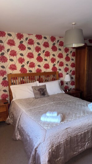 2 bedrooms, iron/ironing board, travel crib, free WiFi - Ivy Cottage,  is a stunning Barn Conversion, Situated On A Working Family Farm  (Kexby)