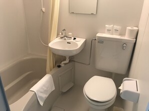 A bathroom with a bathtub, a sink, and a toilet. - Fuji Sansuikan (Fujikawaguchiko)