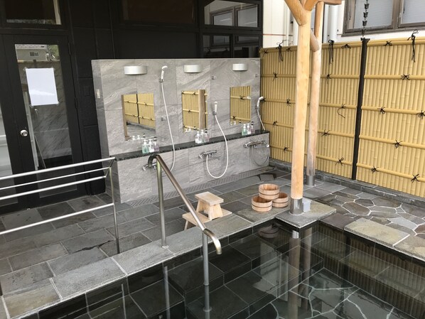 Outdoor spa tub - Fuji Sansuikan (Fujikawaguchiko)
