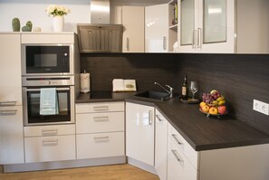 Een koelkast, een microgolfoven, een oven, een kookplaat